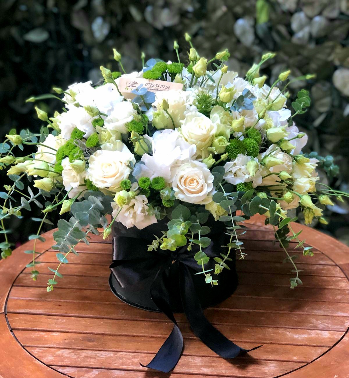 Aranjament funerar cu trandafiri, santini, eustoma și eucalipt