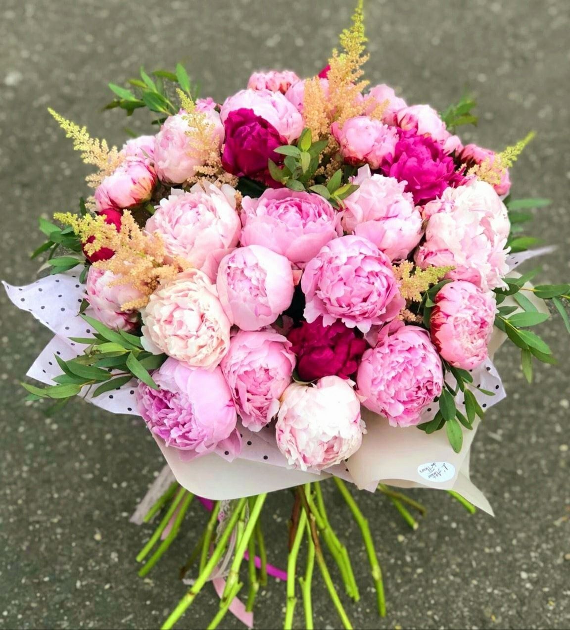 Buchet 35 bujori, astilbe