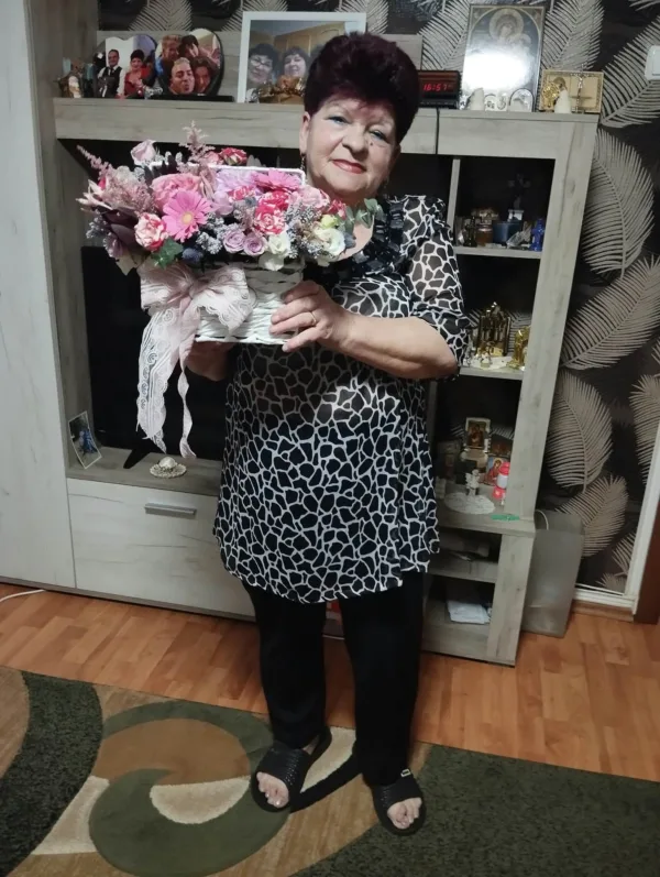 Aranjament cu flori delicate în coș de lemn