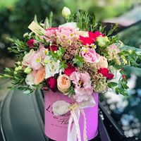 Aranjament floral in cutie - trandafiri, eustoma, minirose