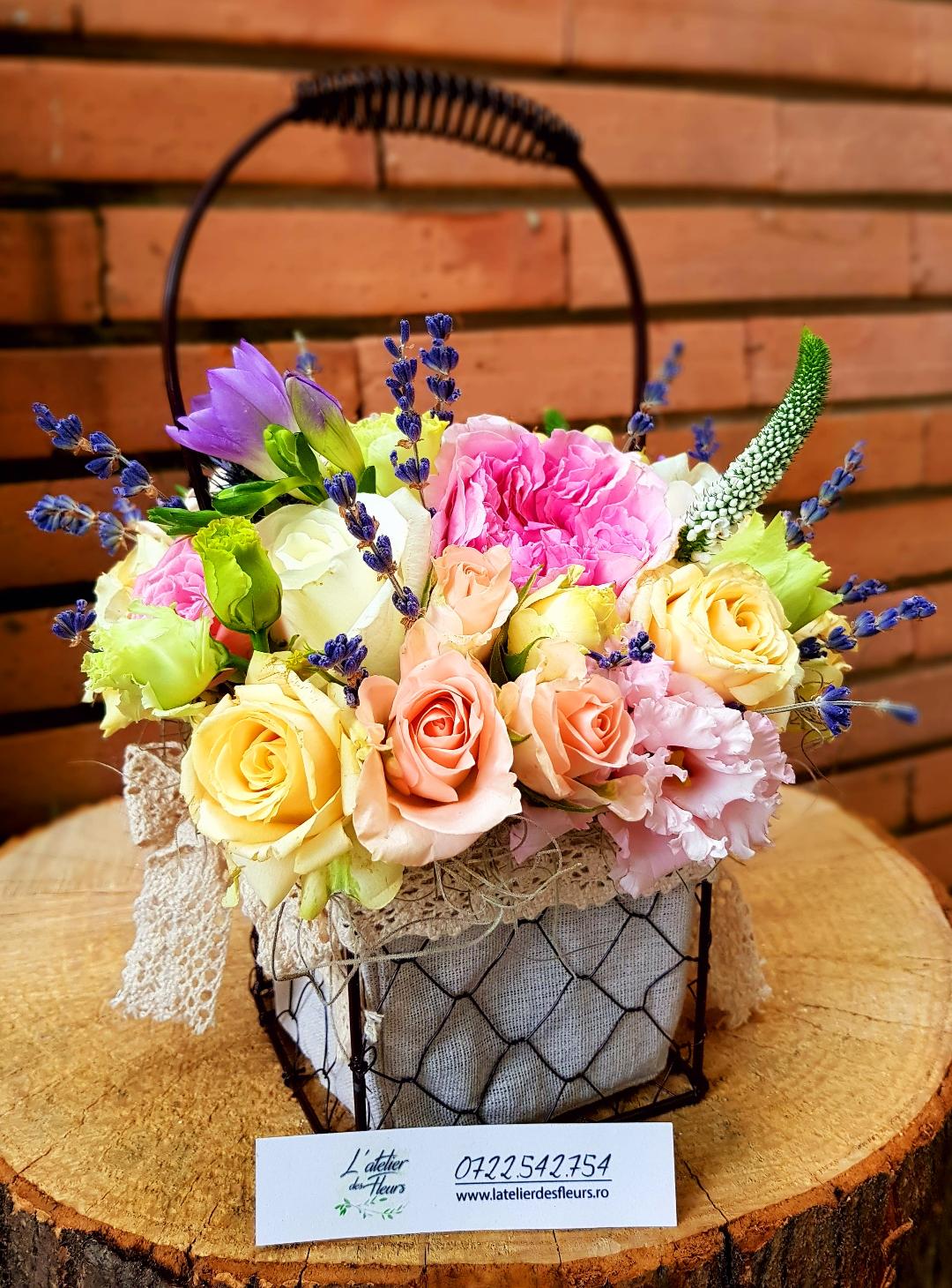 Aranjament floral in cos - trandafiri, eustoma, minirose, frezie