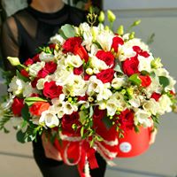 Aranjament floral - trandafiri, eustoma, minirose, frezie