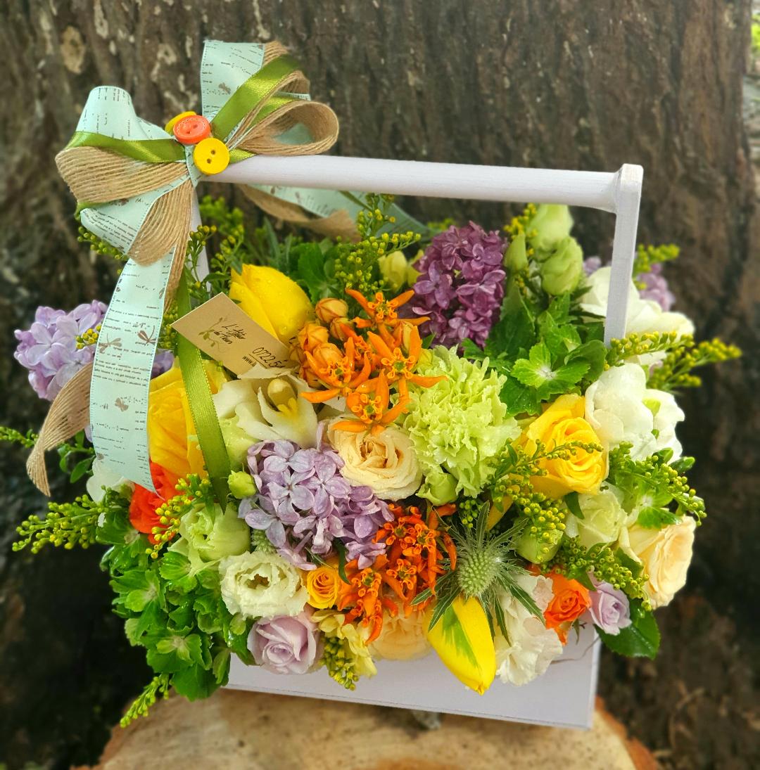 Aranjament floral - trandafiri, eustoma, minirose, frezie, solidago, lalele, hortensie