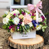 Aranjament floral - trandafiri, eustoma, minirose, frezie, veronica