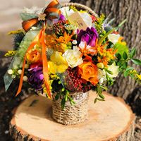 Aranjament floral in cos de rachita - trandafiri, eustoma, minirose, lalele, frezie