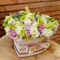 Aranjament floral - trandafiri, eustoma, minirose, suculenta