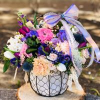 Aranjament floral in cos - trandafiri, eustoma, minirose, zambile