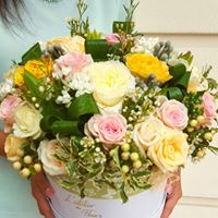 Aranjament floral - trandafiri, minirose, eustoma, aspidistra