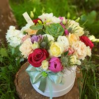 Aranjament floral - trandafiri, minirose, eustoma, suculenta, eryngium