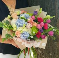 Buchet mix flori lalele, hortensie, trandafiri,minirose, astilbe, eustoma,