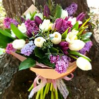 Buchet primavara lalele, liliac, eucalipt