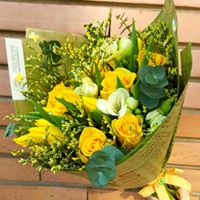 Buchet trandafiri galbeni, lalele, frezie, eucalipt, solidago