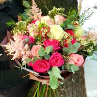 Buchet trandafiri, astilbe, eucalipt, wax