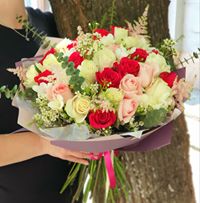 Buchet 51 trandafiri, eucalipt, astilbe