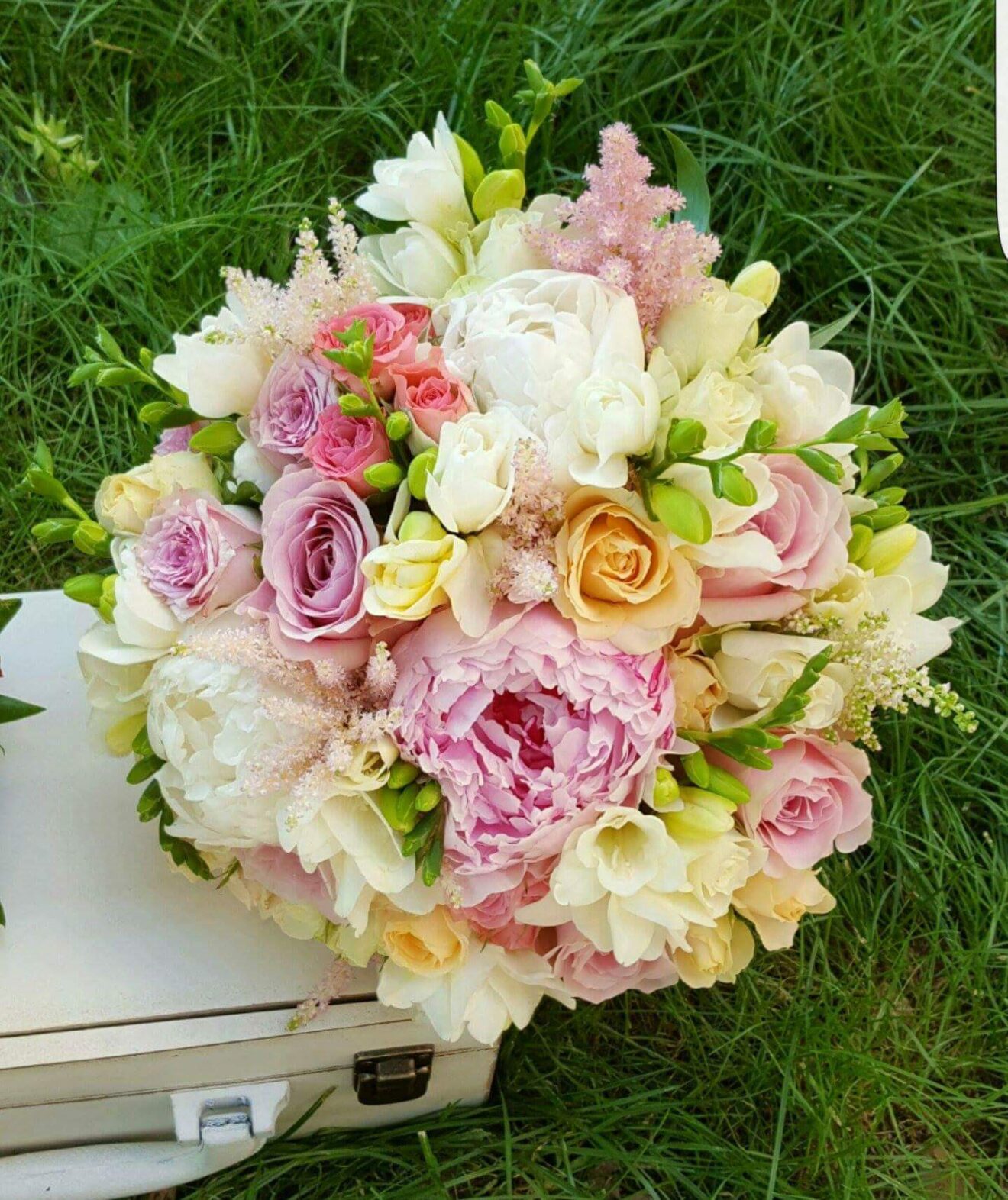 Buchet de mireasă în nuanțe de piersică