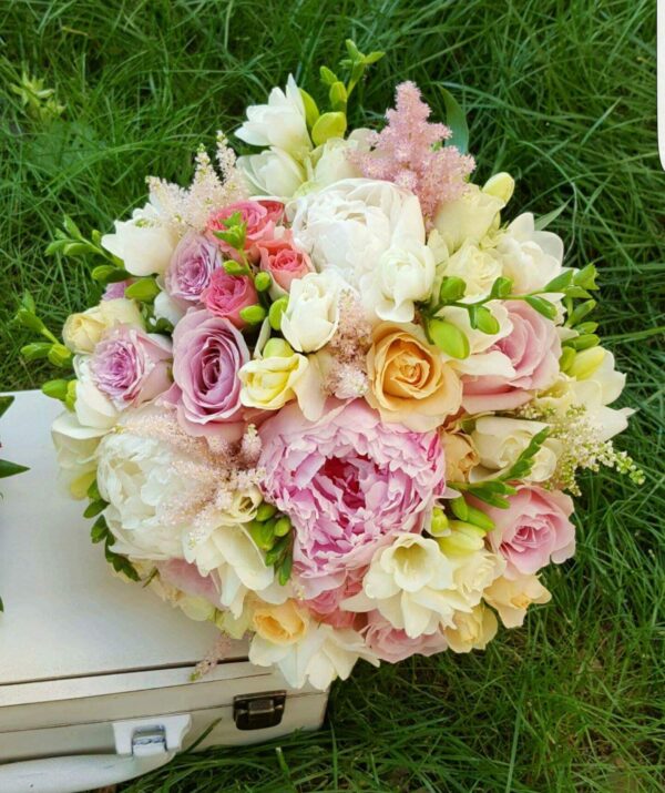 Buchet de mireasă în nuanțe de piersică