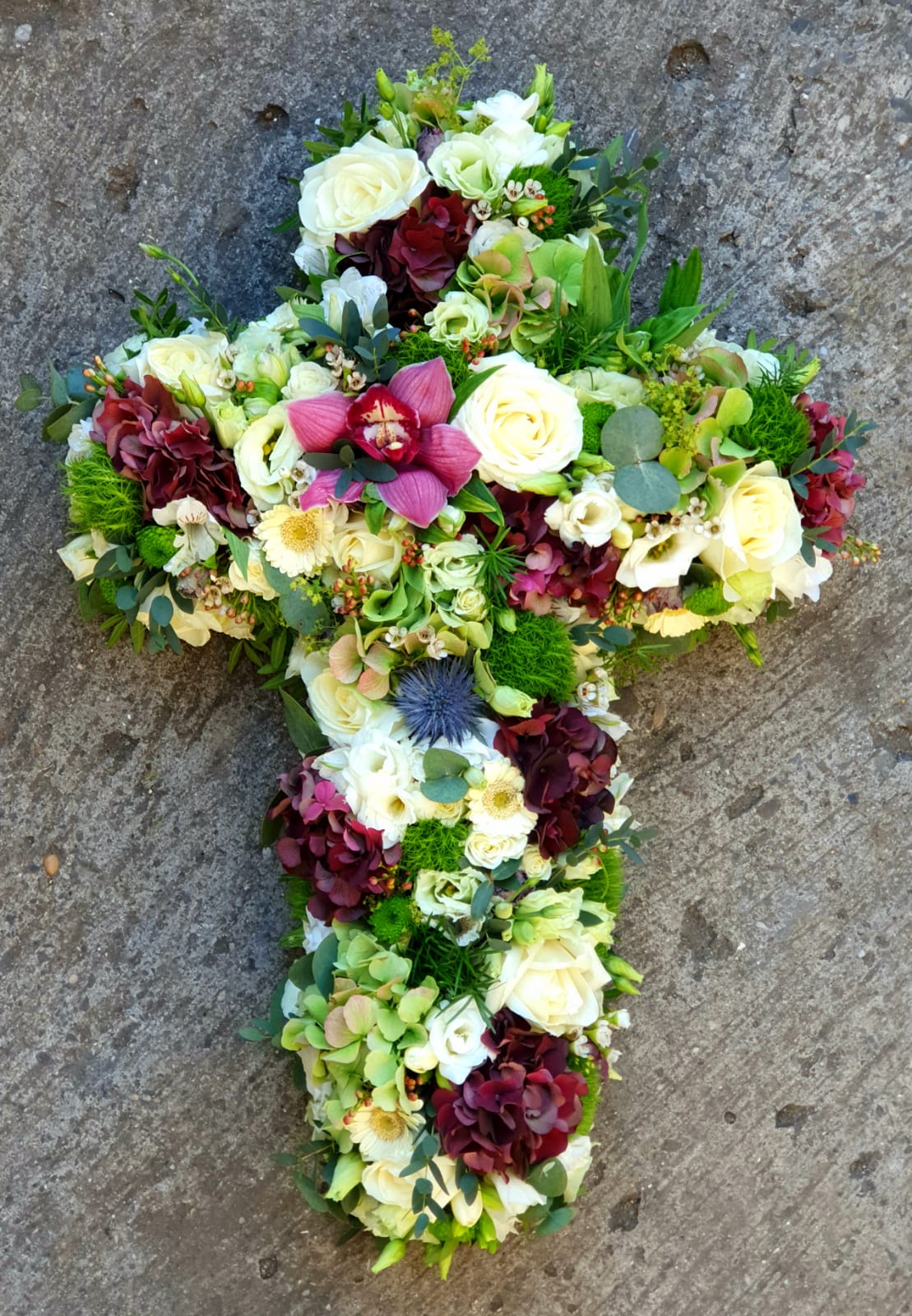 Cruce funerară din flori naturale