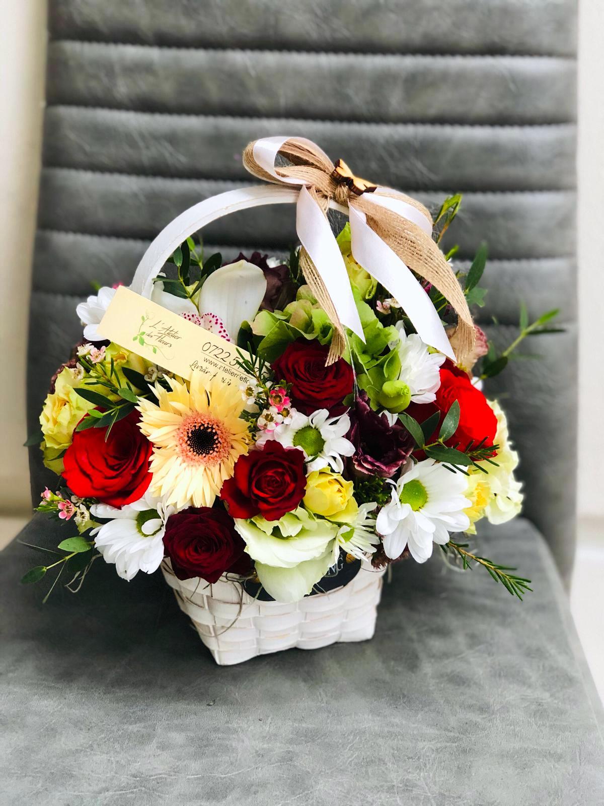 Aranjament floral cos - trandafiri, minirose, eustoma, gerbera