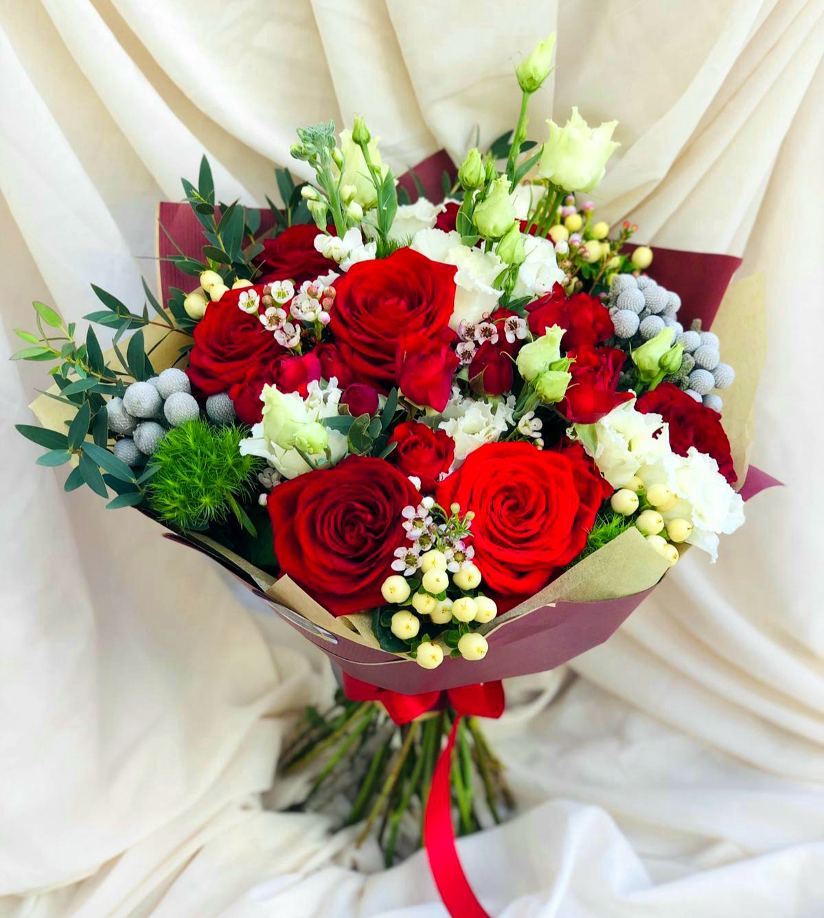 Buchet mixt flori-trandafiri rosii, eustoma, hypericum