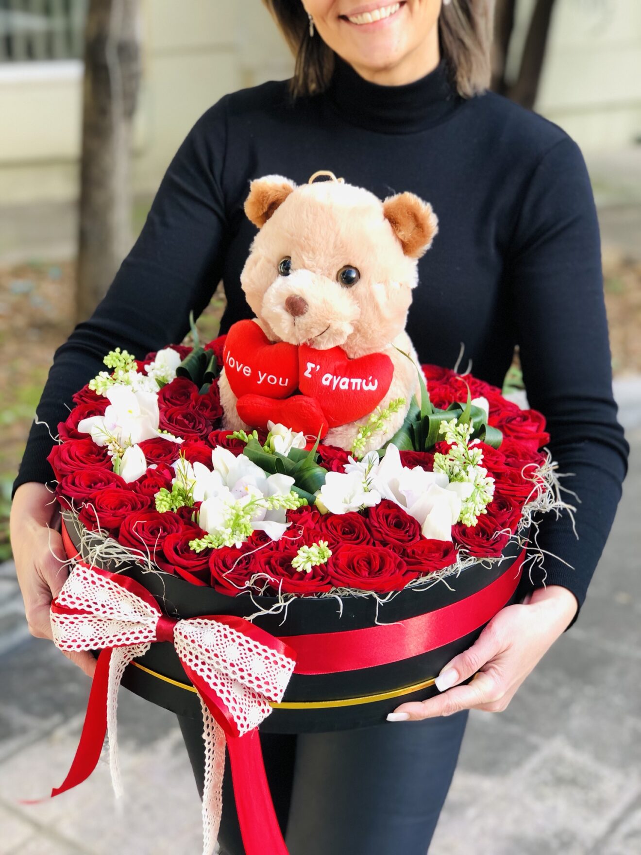 Cutie cu 45 trandafiri cu ursulet -diametru 45 cm