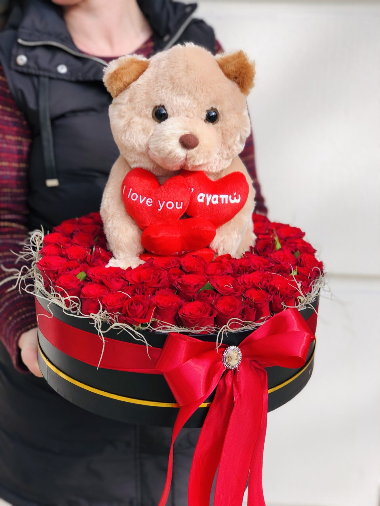 Cutie cu 35 de trandafiri cu ursulet-diametru 40Cm
