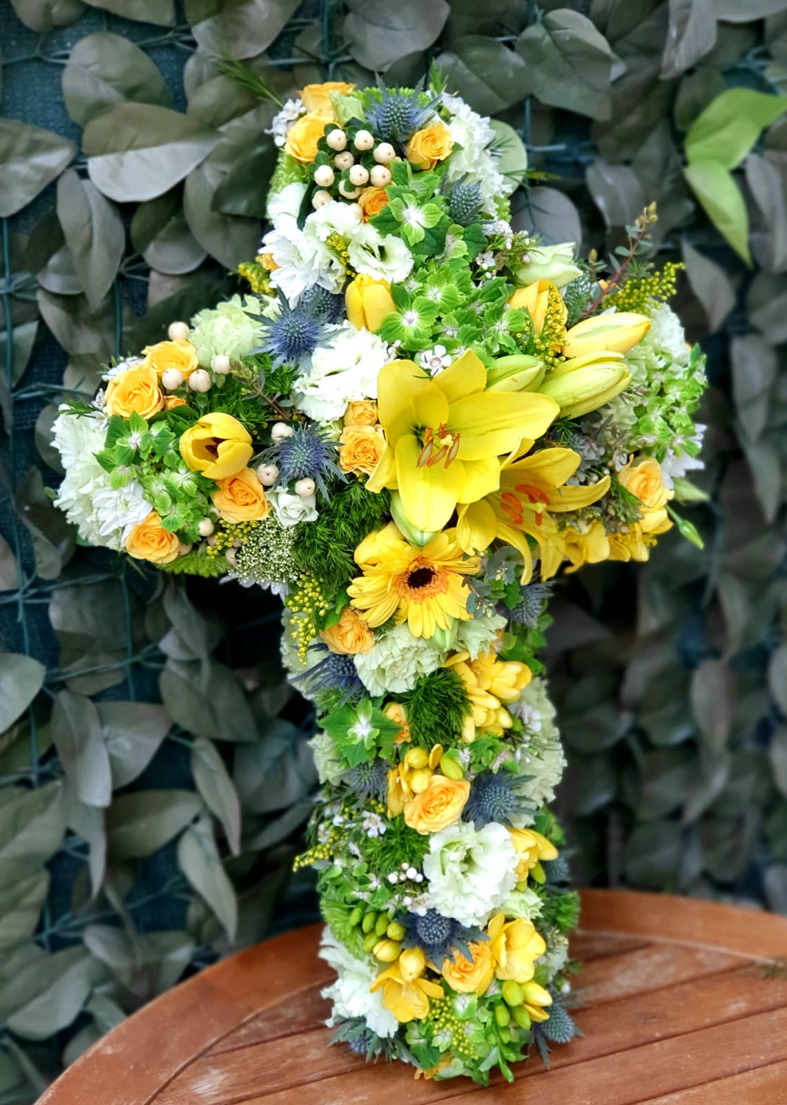 Aranjament floral în formă de cruce - 65 centimetri înălțime