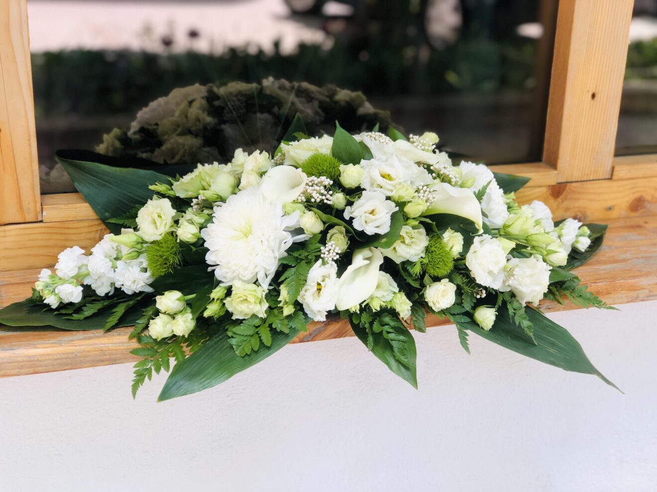 Aranjament floral funerar pentru sicriu