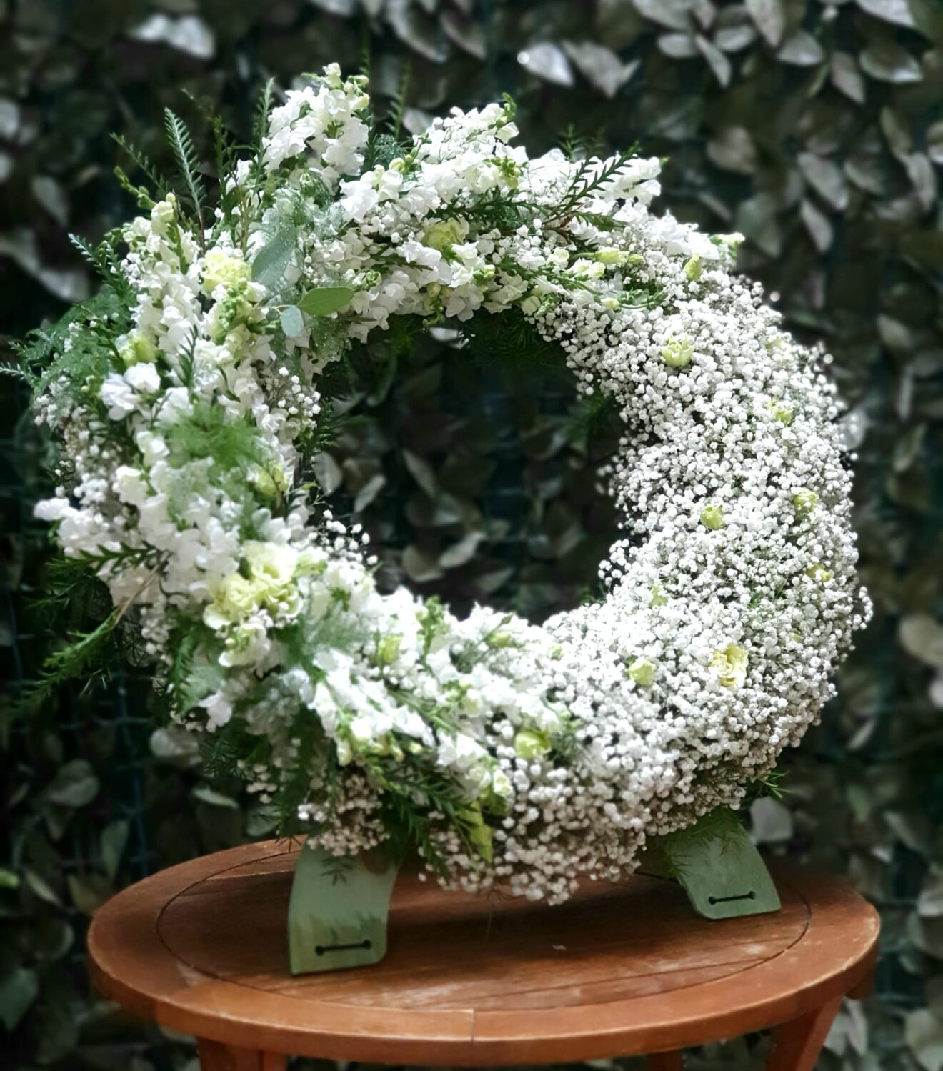 Coroana funerară din mix de flori albe