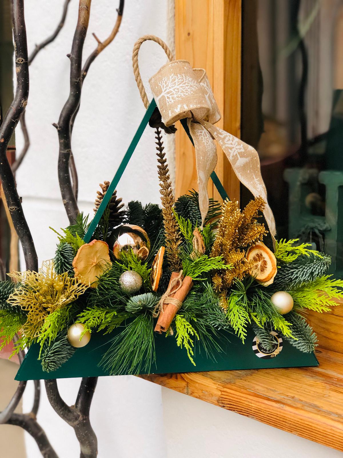 Aranjament Crăciun -brad verde si accesorii