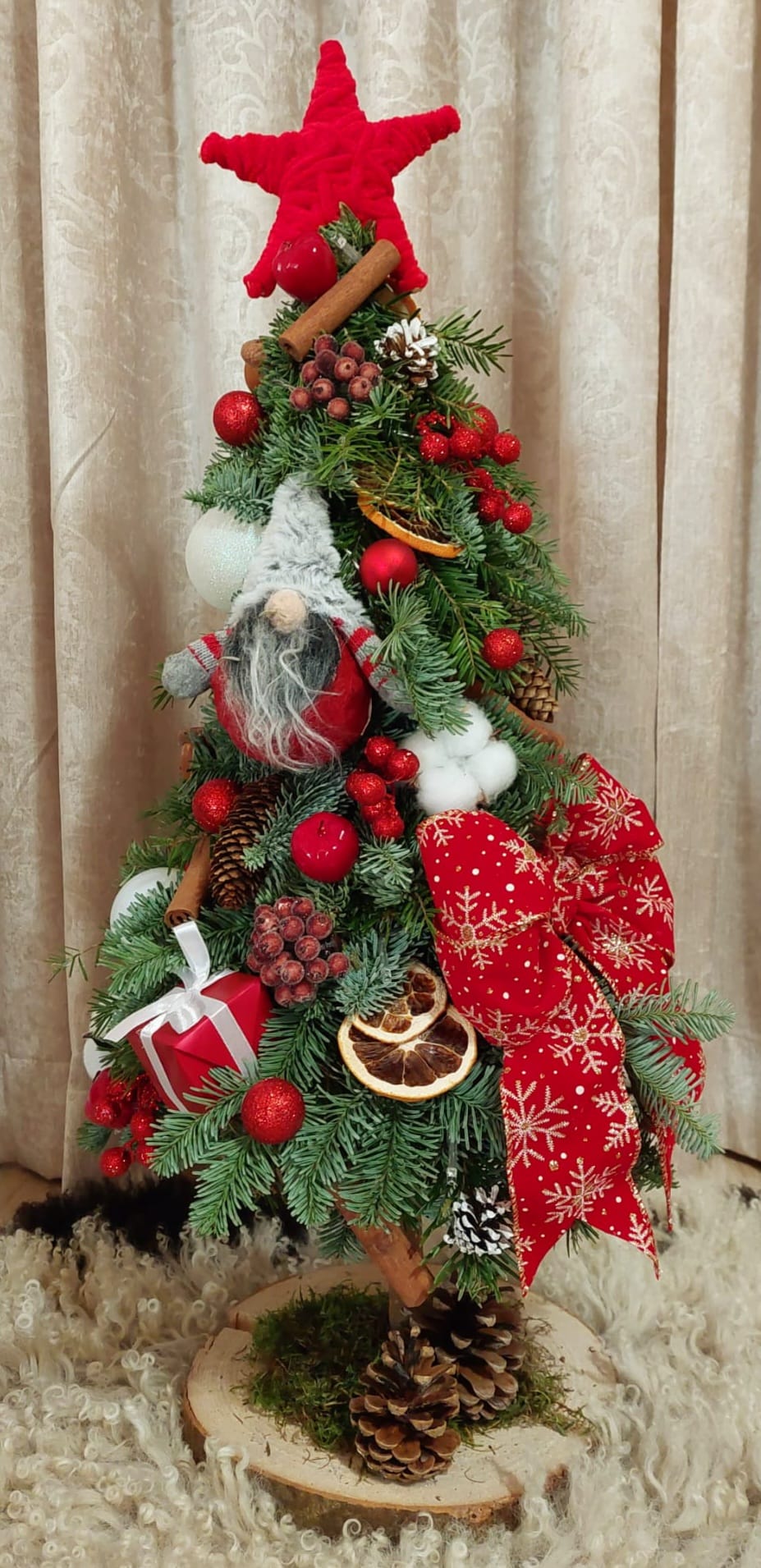 Brăduț ornamental 50cm în culori clasice cu gnom scandinav