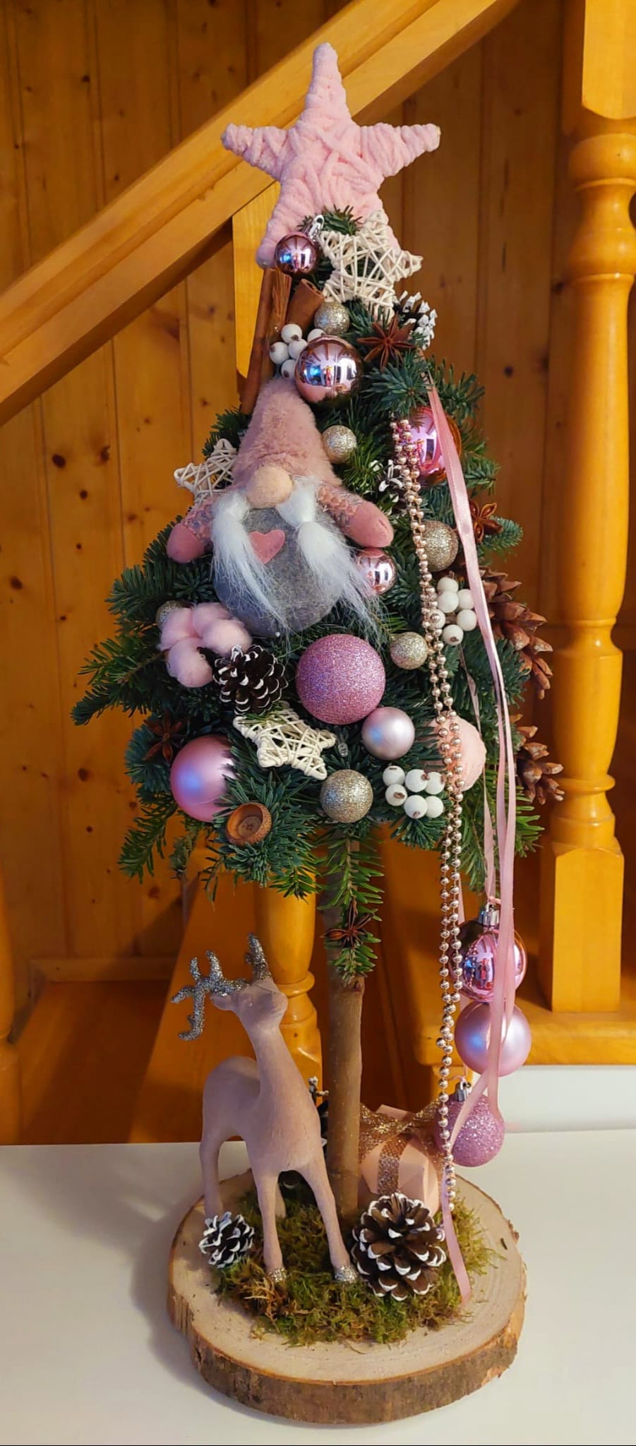 Copăcel decorativ 60cm pe trunchi cu gnom roz și figurină cerb