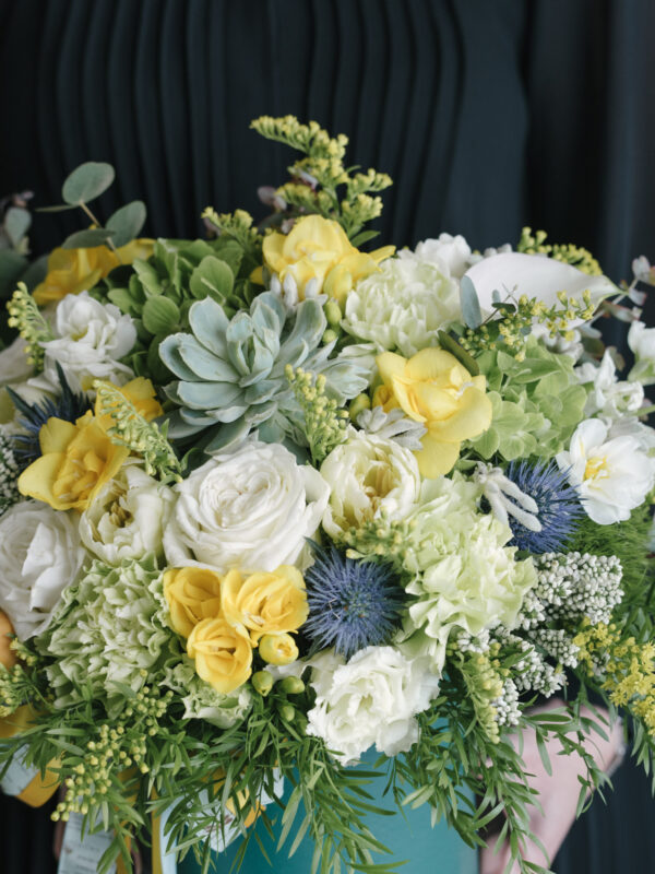 Aranjament-Cu-Frezii-Ranunculus-Si-Succulent