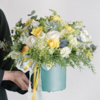 Aranjament-Cu-Frezii-Ranunculus-Si-Succulent