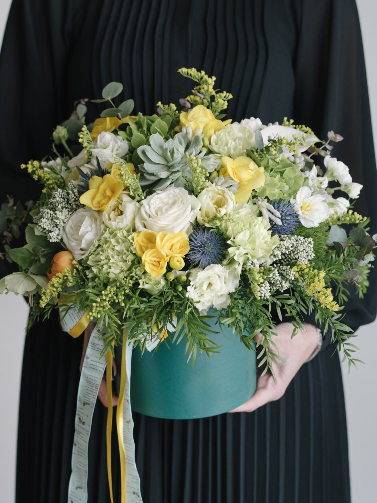 Aranjament-Cu-Frezii-Ranunculus-Si-Succulent