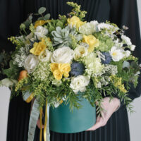 Aranjament-Cu-Frezii-Ranunculus-Si-Succulent