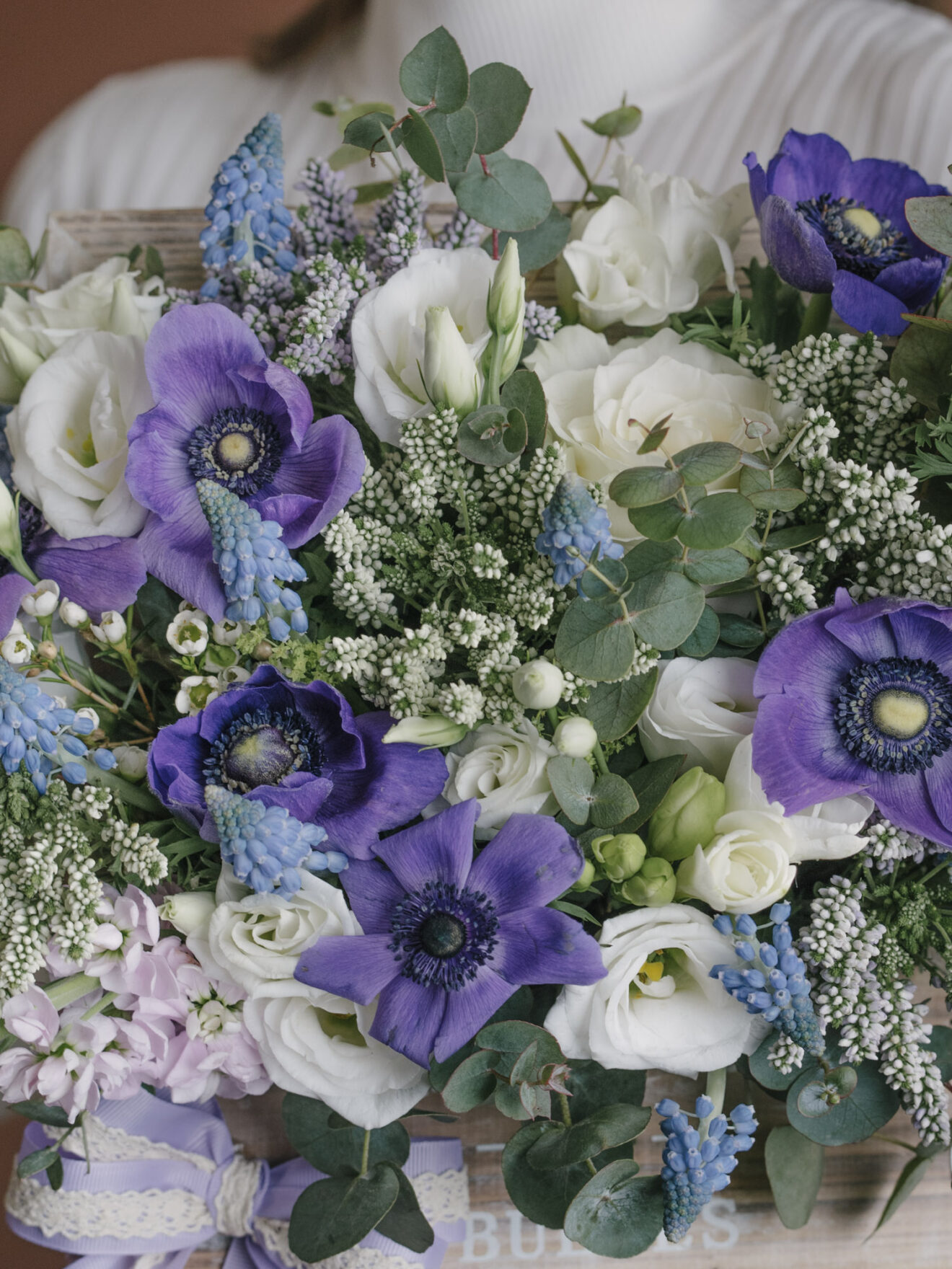 Aranjament cu muscari și anemone