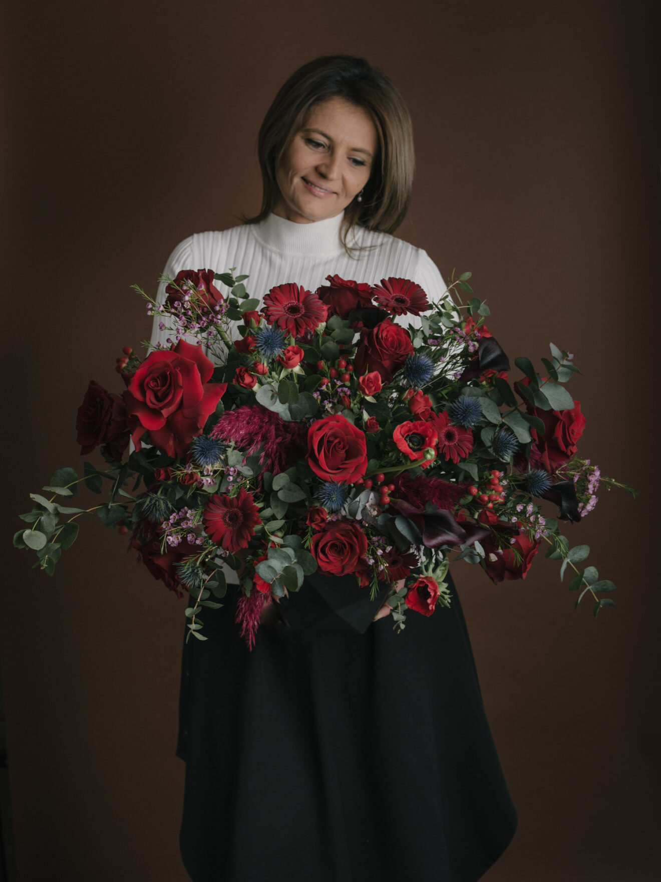 Aranjament floral intens în nuanțe de roșu