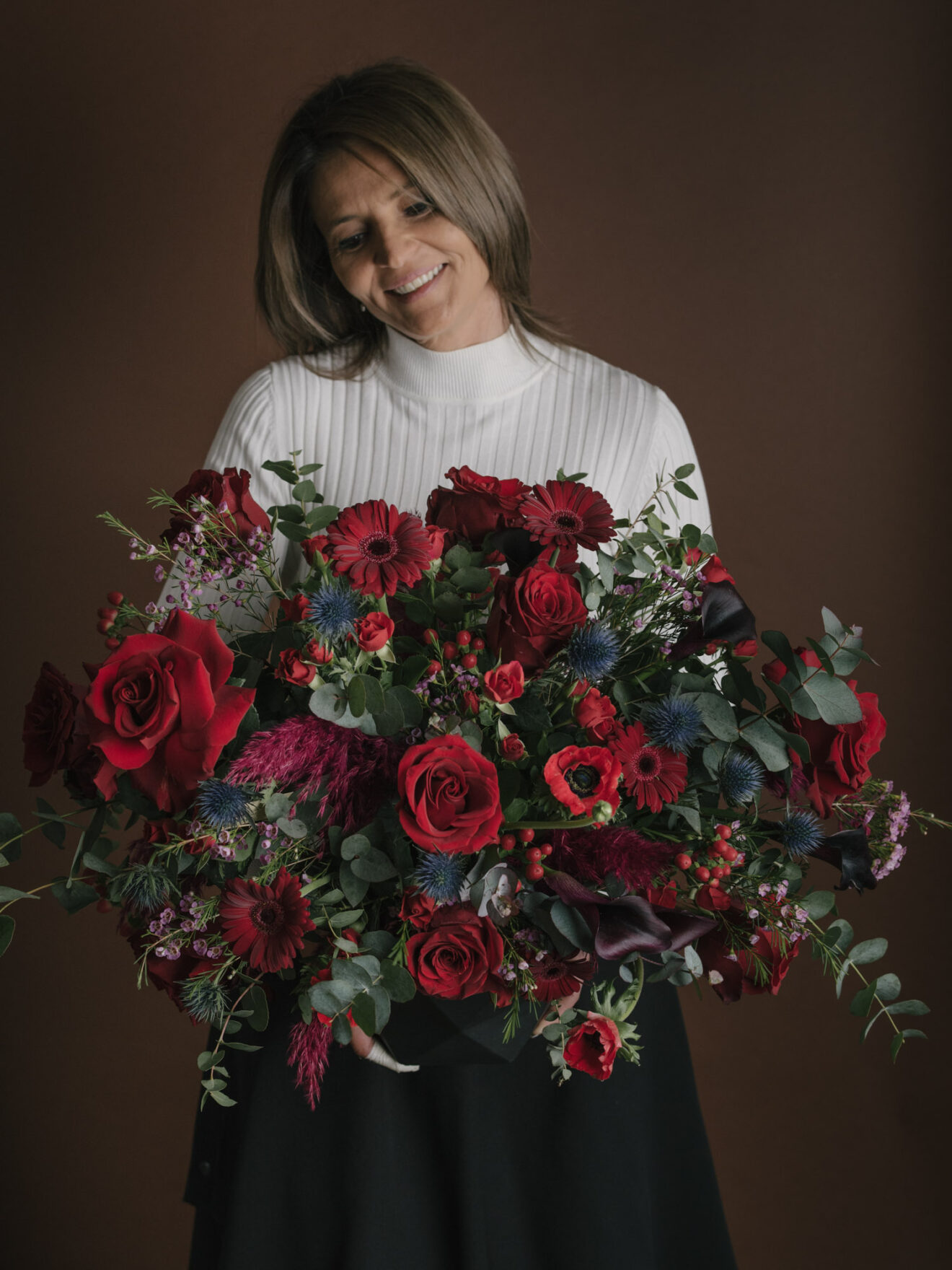 Aranjament floral intens în nuanțe de roșu