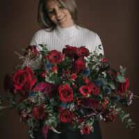 Aranjament floral intens în nuanțe de roșu