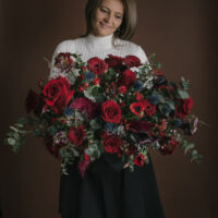 Aranjament floral intens în nuanțe de roșu