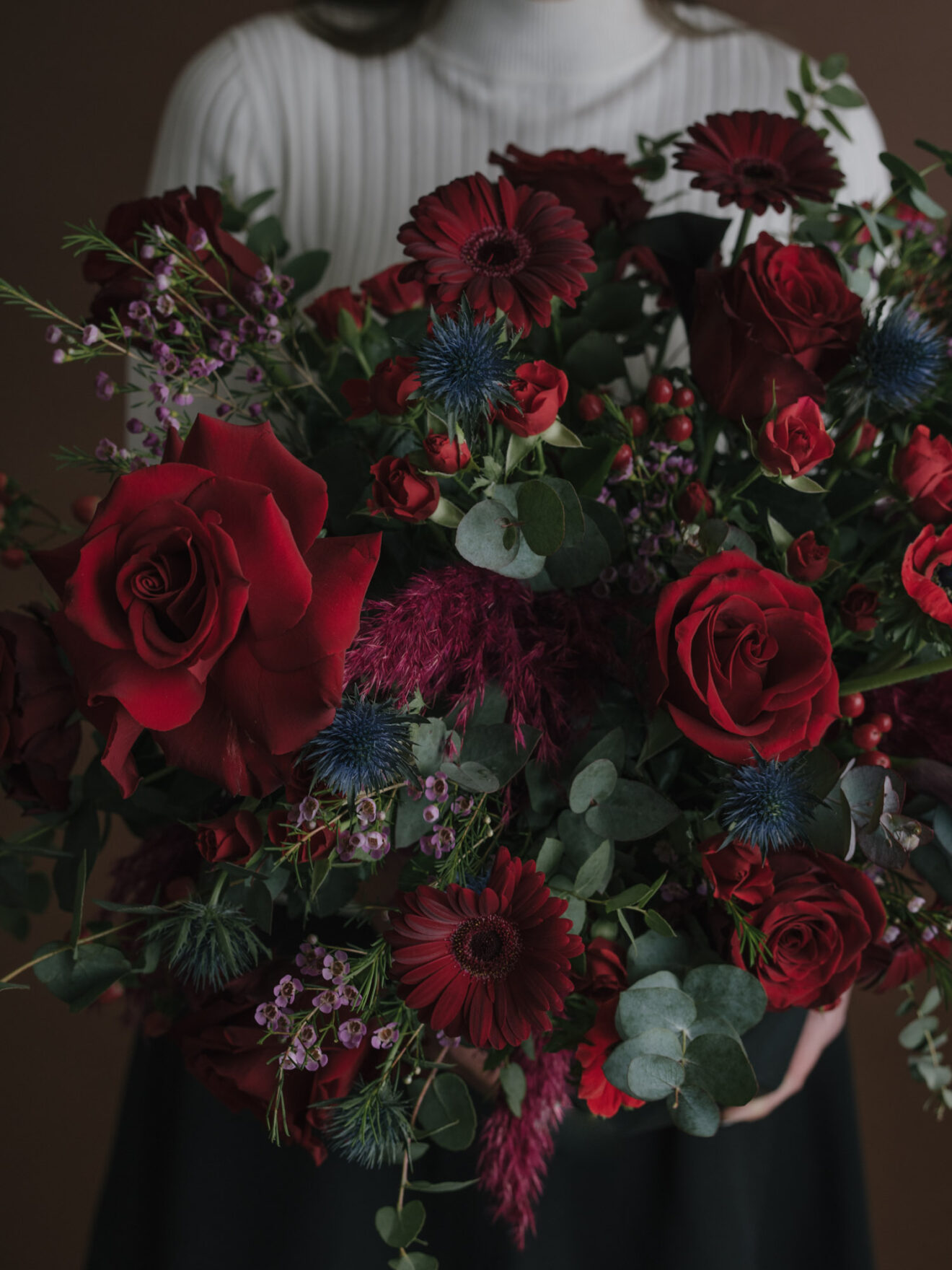 Aranjament floral intens în nuanțe de roșu