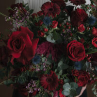 Aranjament floral intens în nuanțe de roșu