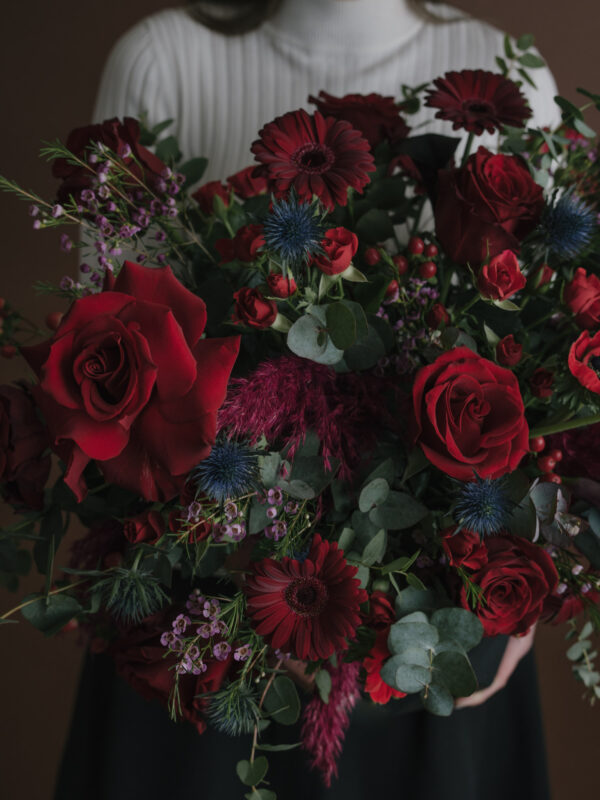 Aranjament floral intens în nuanțe de roșu
