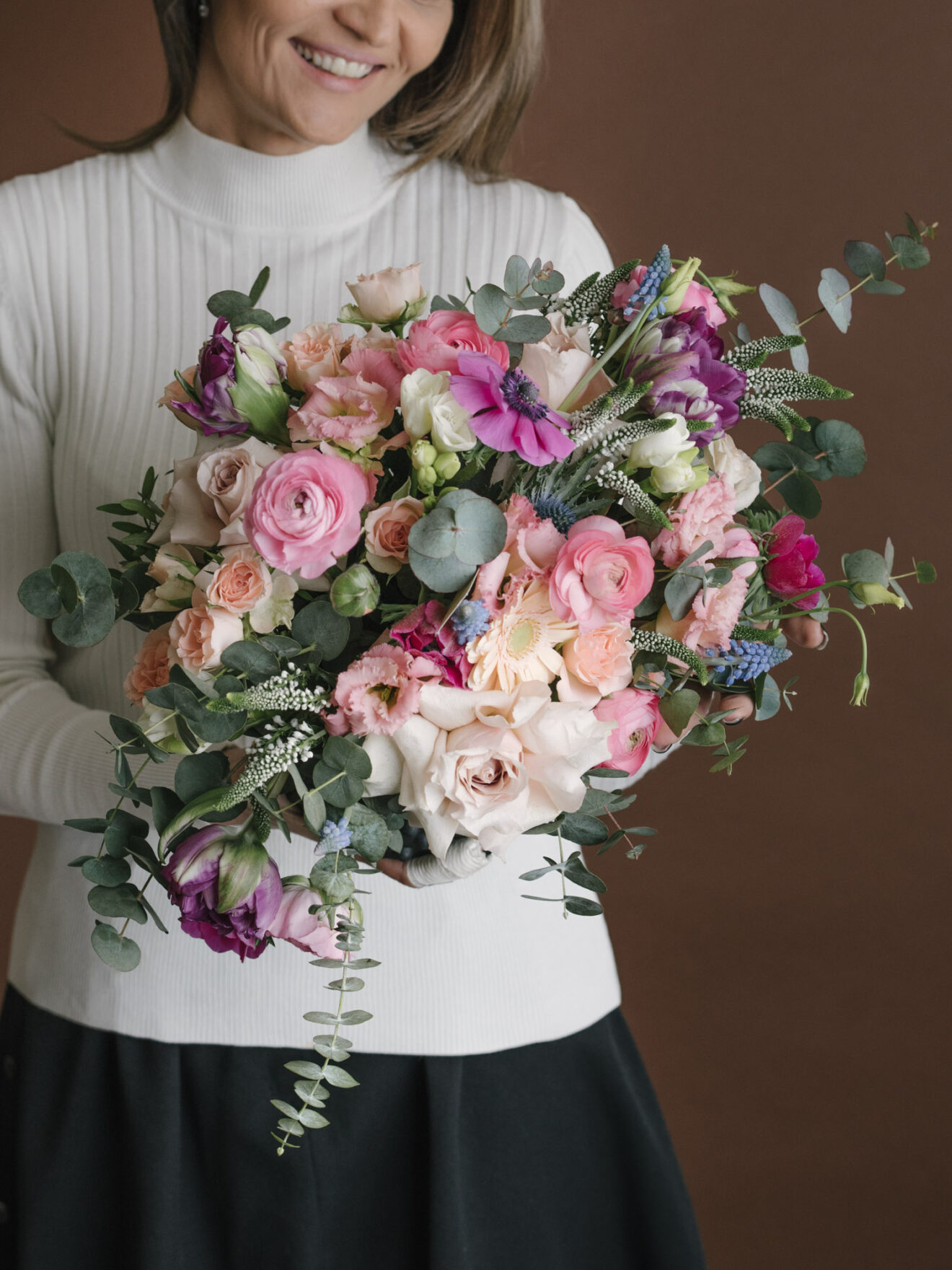 Aranjament-In-Vas-Ceramic-Cu-Anemone-Ranunculus-Si-Trandafiri