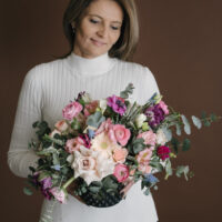 Aranjament-In-Vas-Ceramic-Cu-Anemone-Ranunculus-Si-Trandafiri