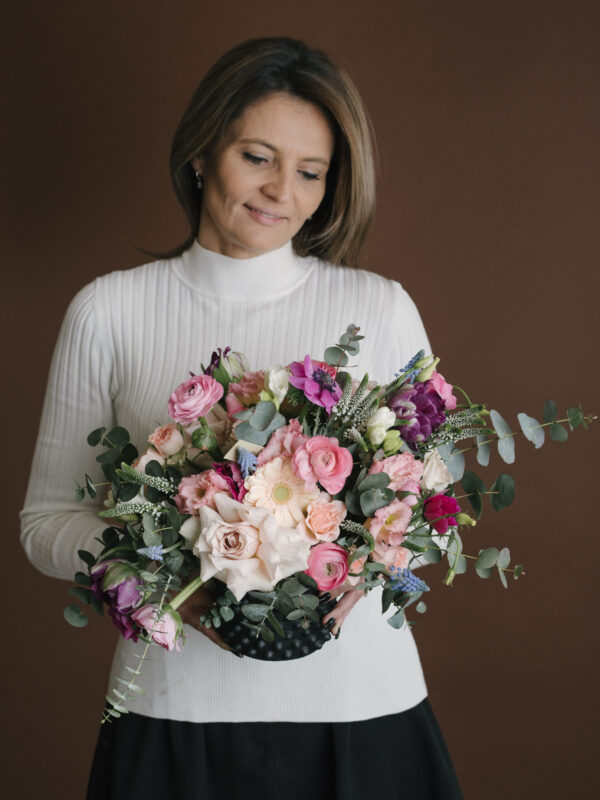 Aranjament-In-Vas-Ceramic-Cu-Anemone-Ranunculus-Si-Trandafiri