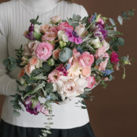 Aranjament-In-Vas-Ceramic-Cu-Anemone-Ranunculus-Si-Trandafiri