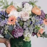 Aranjament L’Atelier des Fleurs în cutie verde