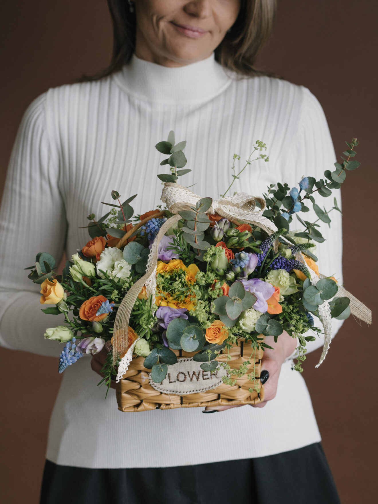 Aranjament cu muscari, ranunculus și veronica