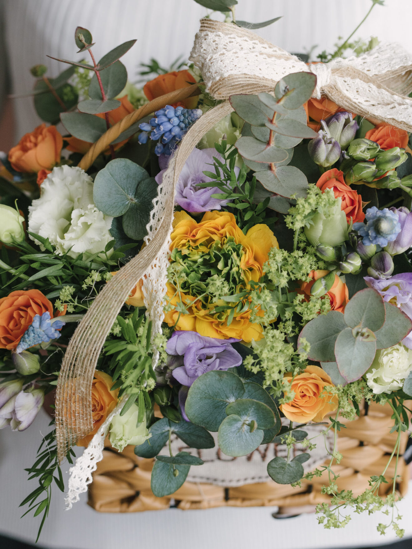Aranjament cu muscari, ranunculus și veronica
